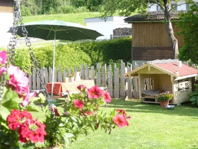 Ein Garten an der Unterkunft Haus Valder