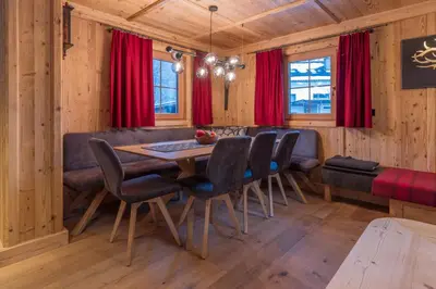 Ein Sitzbereich in der Unterkunft Chalet Fasserhäusl im Zillertal - Sauna ,Hot Tub, Kamin, ideal für Familien