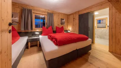 Ein Bett oder Betten in einem Zimmer der Unterkunft Chalet Fasserhäusl im Zillertal - Sauna ,Hot Tub, Kamin, ideal für Familien