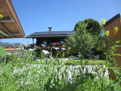 Ein Garten an der Unterkunft Chalet Fasserhäusl im Zillertal - Sauna ,Hot Tub, Kamin, ideal für Familien