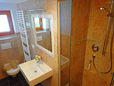 Ein Badezimmer in der Unterkunft Haus Alpenfriede