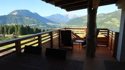 Ein allgemeiner Bergblick oder ein Berglick von des Ferienhauses aus