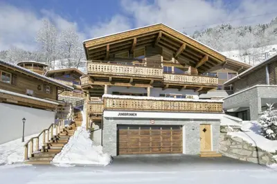 Ein allgemeiner Bergblick oder ein Berglick von des Chalets aus