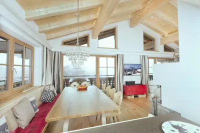 Ein Sitzbereich in der Unterkunft Grünerstein Chalet Jungbrunnen
