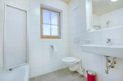 Ein Badezimmer in der Unterkunft Grünerstein Chalet Jungbrunnen