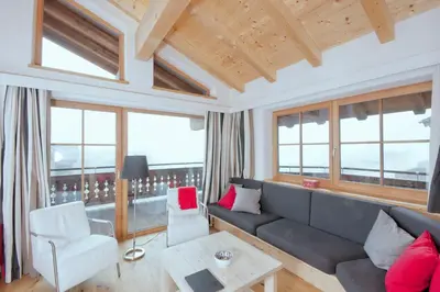 Ein Sitzbereich in der Unterkunft Grünerstein Chalet Jungbrunnen
