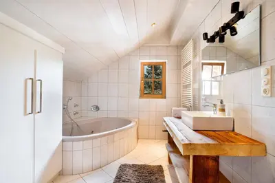 Ein Badezimmer in der Unterkunft KitzAlps Apartments by Alpine Host Helpers