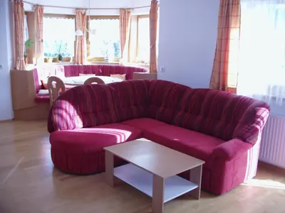 Ein Sitzbereich in der Unterkunft Ferienwohnung Wohlfartstätter