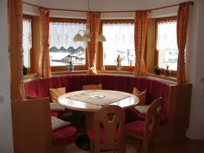 Ein Sitzbereich in der Unterkunft Ferienwohnung Wohlfartstätter