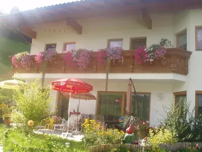 Ein Garten an der Unterkunft Ferienwohnung Wohlfartstätter
