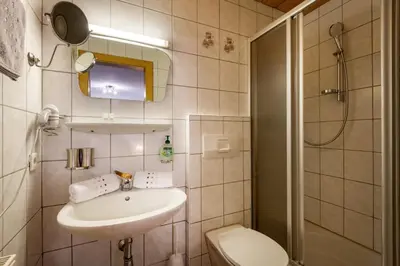 Ein Badezimmer in der Unterkunft Haus Schroll