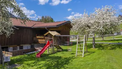 Ein Kinderspielbereich in der Unterkunft Ferienhof Haindlbauer