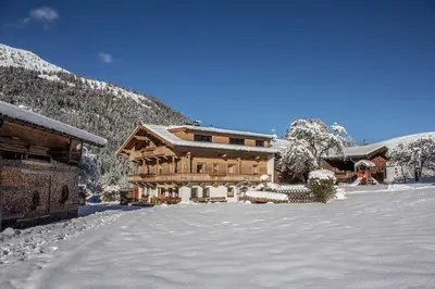 Ein allgemeiner Bergblick oder ein Berglick von des Bauernhofs aus