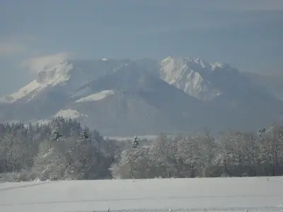 Ein allgemeiner Bergblick oder ein Berglick von des Privatzimmers aus