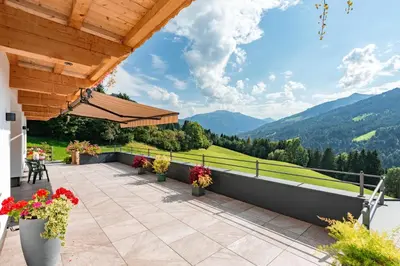 Ein allgemeiner Bergblick oder ein Berglick von des Bauernhofs aus