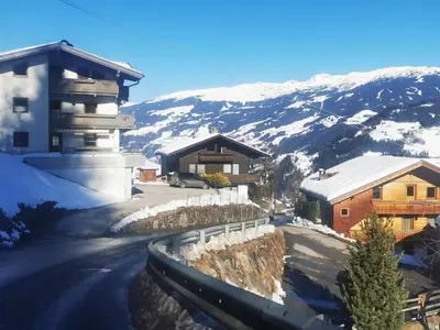 Ein allgemeiner Bergblick oder ein Berglick von des Ferienhauses aus