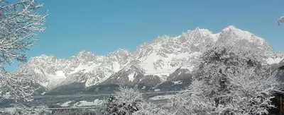 Ein allgemeiner Bergblick oder ein Berglick von des Bauernhofs aus