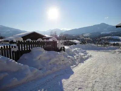 Ein allgemeiner Bergblick oder ein Berglick von des Bauernhofs aus