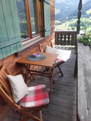 Ein allgemeiner Bergblick oder ein Berglick von des Bauernhofs aus