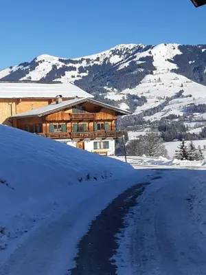 Ein allgemeiner Bergblick oder ein Berglick von des Bauernhofs aus
