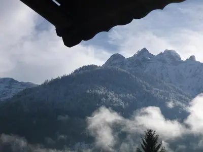 Ein allgemeiner Bergblick oder ein Berglick von der Ferienwohnung aus
