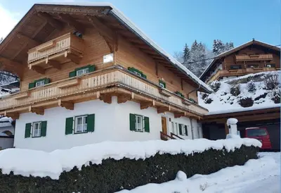 Das Gebäude in dem sich das Ferienhaus befindet