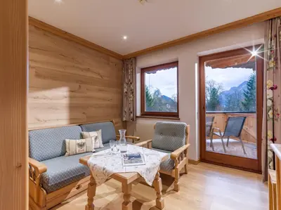Ein Sitzbereich in der Unterkunft Hotel Gasthof Felsenkeller