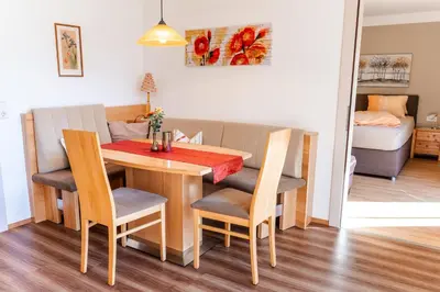 Ein Sitzbereich in der Unterkunft Gästehaus Wurm