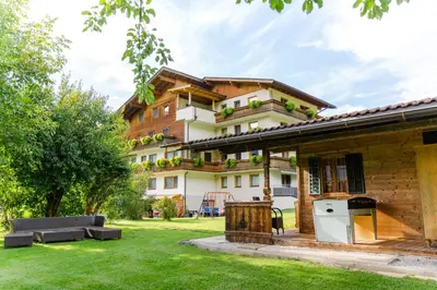 Ein Garten an der Unterkunft Gästehaus Wurm