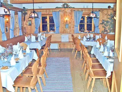 Ein Restaurant oder anderes Speiselokal in der Unterkunft Hallerwirt Homes