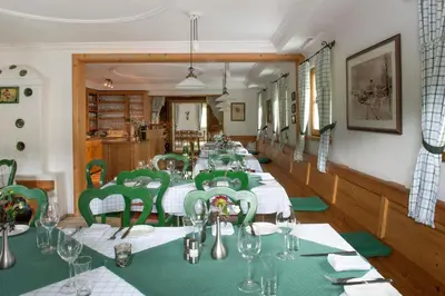 Ein Restaurant oder anderes Speiselokal in der Unterkunft Hallerwirt Homes