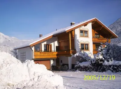 Ein allgemeiner Bergblick oder ein Berglick von des Bed & Breakfasts aus