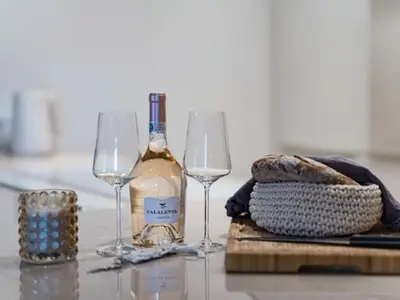 Getränke in der Unterkunft Apartment Hideaway - Stylisch, ruhig, Topausstattung, Infrarotsauna, Dachterrasse