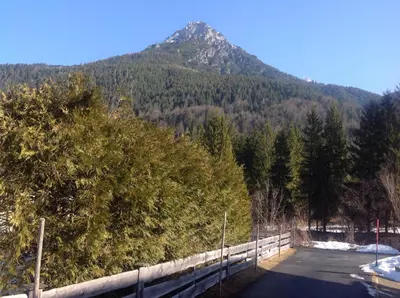 Ein allgemeiner Bergblick oder ein Berglick von der Ferienwohnung aus