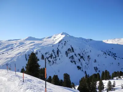 Ein allgemeiner Bergblick oder ein Berglick von des Ferienhauses aus