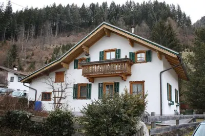 Das Gebäude in dem sich das Ferienhaus befindet