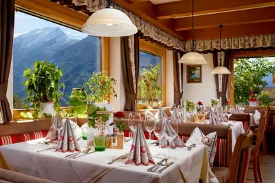 Ein allgemeiner Bergblick oder ein Berglick von des Hotels aus