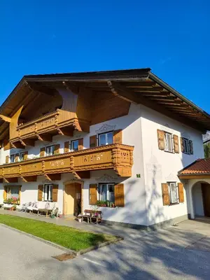 Das Gebäude in dem sich das Privatzimmer befindet