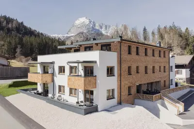 Ein allgemeiner Bergblick oder ein Berglick von des Aparthotels aus