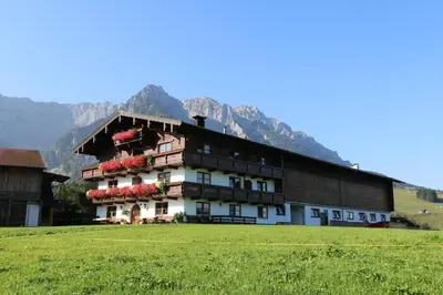 Ein allgemeiner Bergblick oder ein Berglick von des Bauernhofs aus