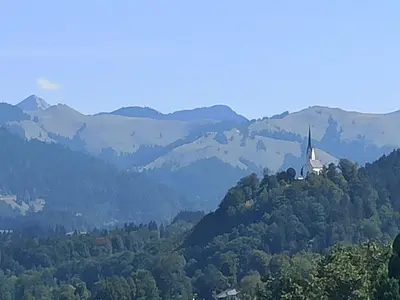 Ein allgemeiner Bergblick oder ein Berglick von der Ferienwohnung aus