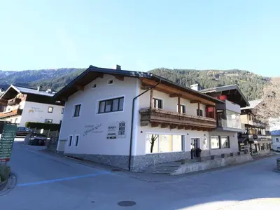 Ein allgemeiner Bergblick oder ein Berglick von des Ferienhauses aus