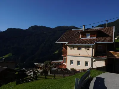 Ein allgemeiner Bergblick oder ein Berglick von des Ferienhauses aus