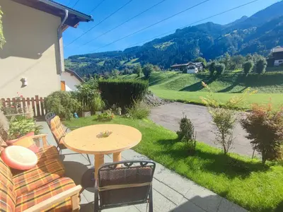 Ein allgemeiner Bergblick oder ein Berglick von des Ferienhauses aus