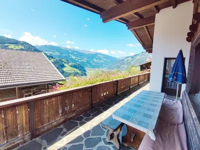 Ein allgemeiner Bergblick oder ein Berglick von des Ferienhauses aus