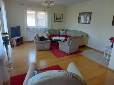 Ein Sitzbereich in der Unterkunft Ferienwohnung Schwarzl