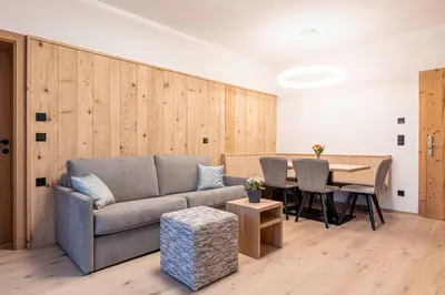 Ein Sitzbereich in der Unterkunft Dorfresort Kitzbühel by ALPS RESORTS