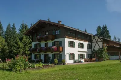 Das Gebäude in dem sich der Bauernhof befindet