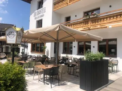 Ein Restaurant oder anderes Speiselokal in der Unterkunft Hotel Der Drahtesel