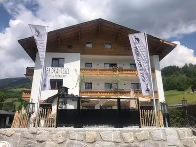 Ein allgemeiner Bergblick oder ein Berglick von des Hotels aus